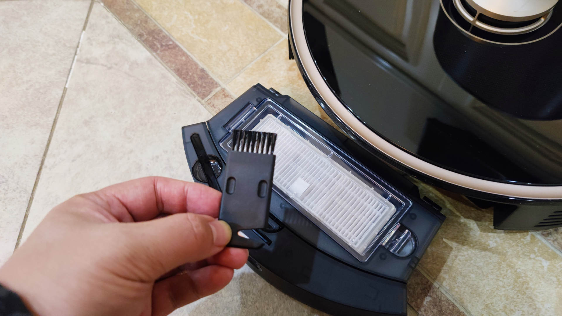 如何操作智能自动吸尘扫地机 (最简单的集尘扫地机器人)