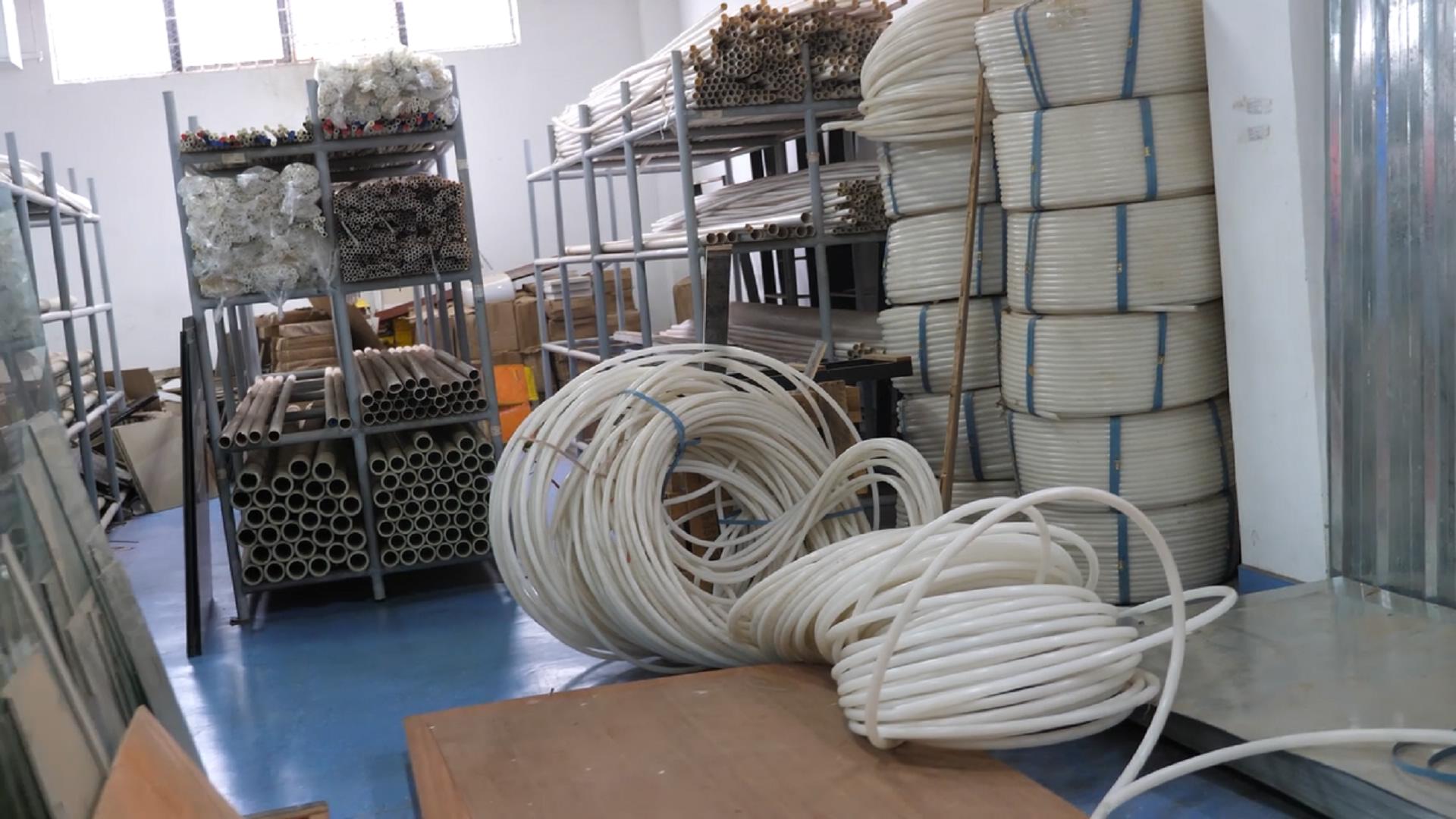 转转中国人在非洲的建材市场，全国规模最大，一张床2400块算便宜