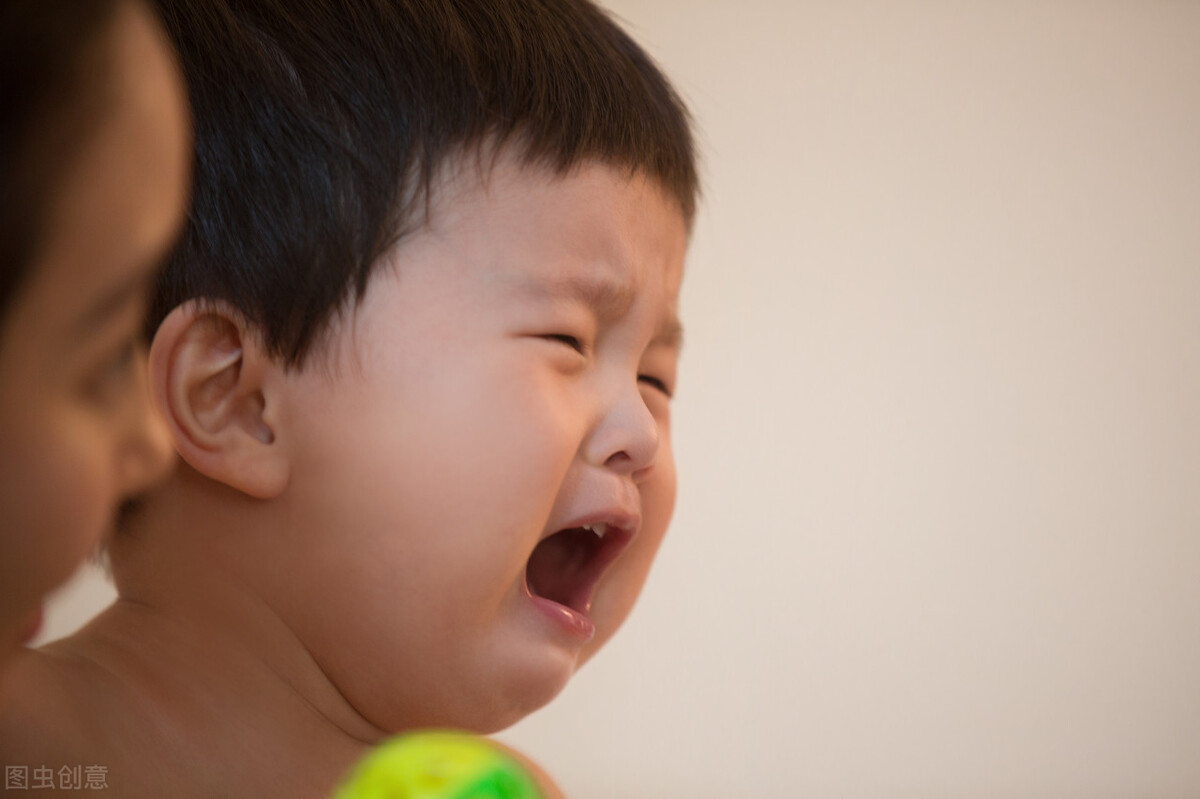 孩子上幼儿园回来变得很粘人,幼儿园孩子粘老师怎么办