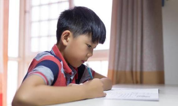 小学生被罚写检讨，每句都真诚反省，老师却一眼看出了端倪