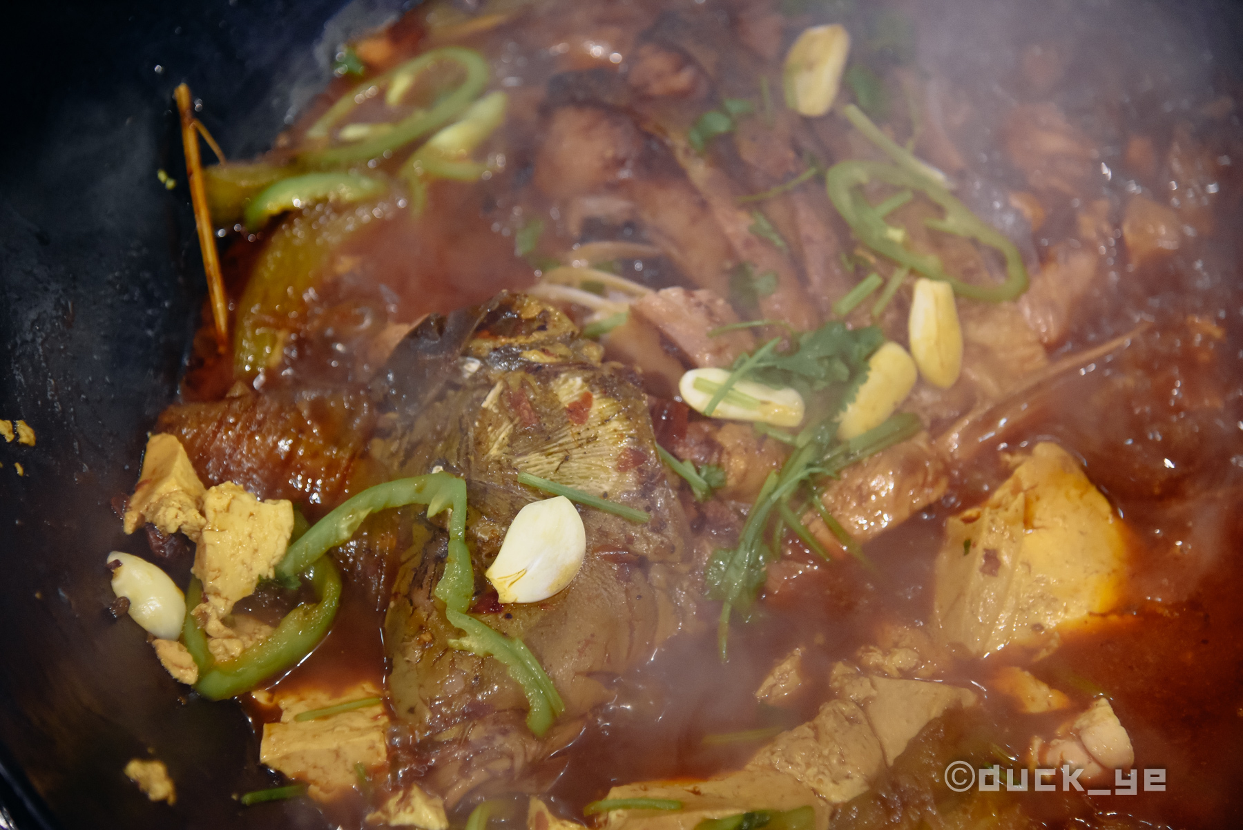 东北做鱼方法铁锅炖大鱼,东北大锅炖一大桌