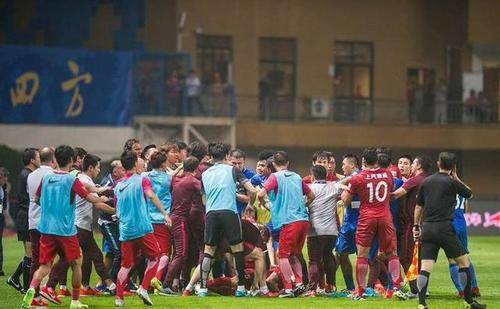 裁判判罚引发争议怎么办足球,足球不满裁判判罚全队竟放弃防守