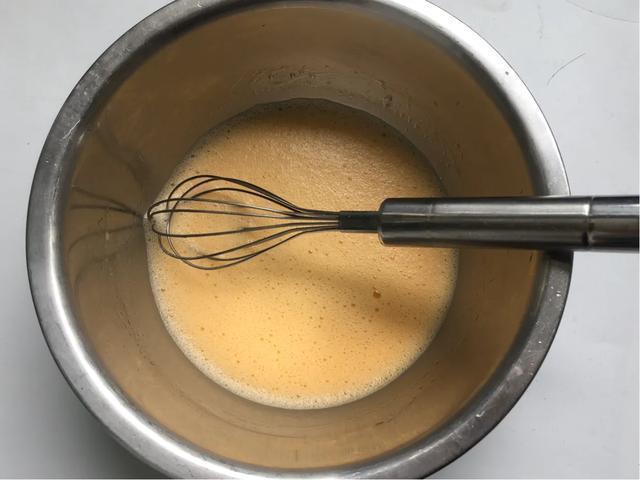 4个鸡蛋1碗面粉做松软可口蛋糕,用电饭煲2个鸡蛋做戚风蛋糕