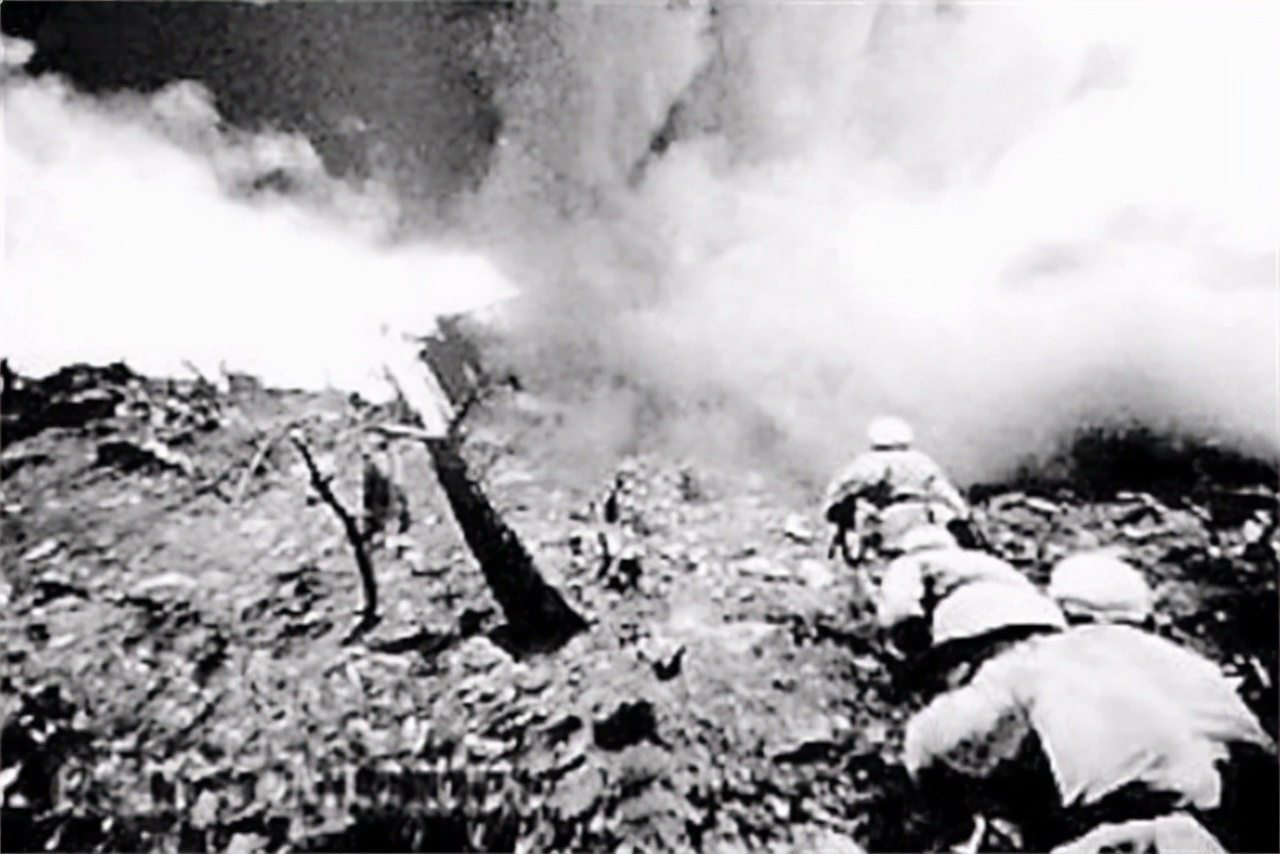 *世友许**听闻军中来了位高手，欲切磋武功，*飚耿**：你不是我的对手