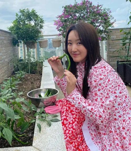 48岁杨钰莹私下穿搭,杨钰莹47岁穿衣搭配