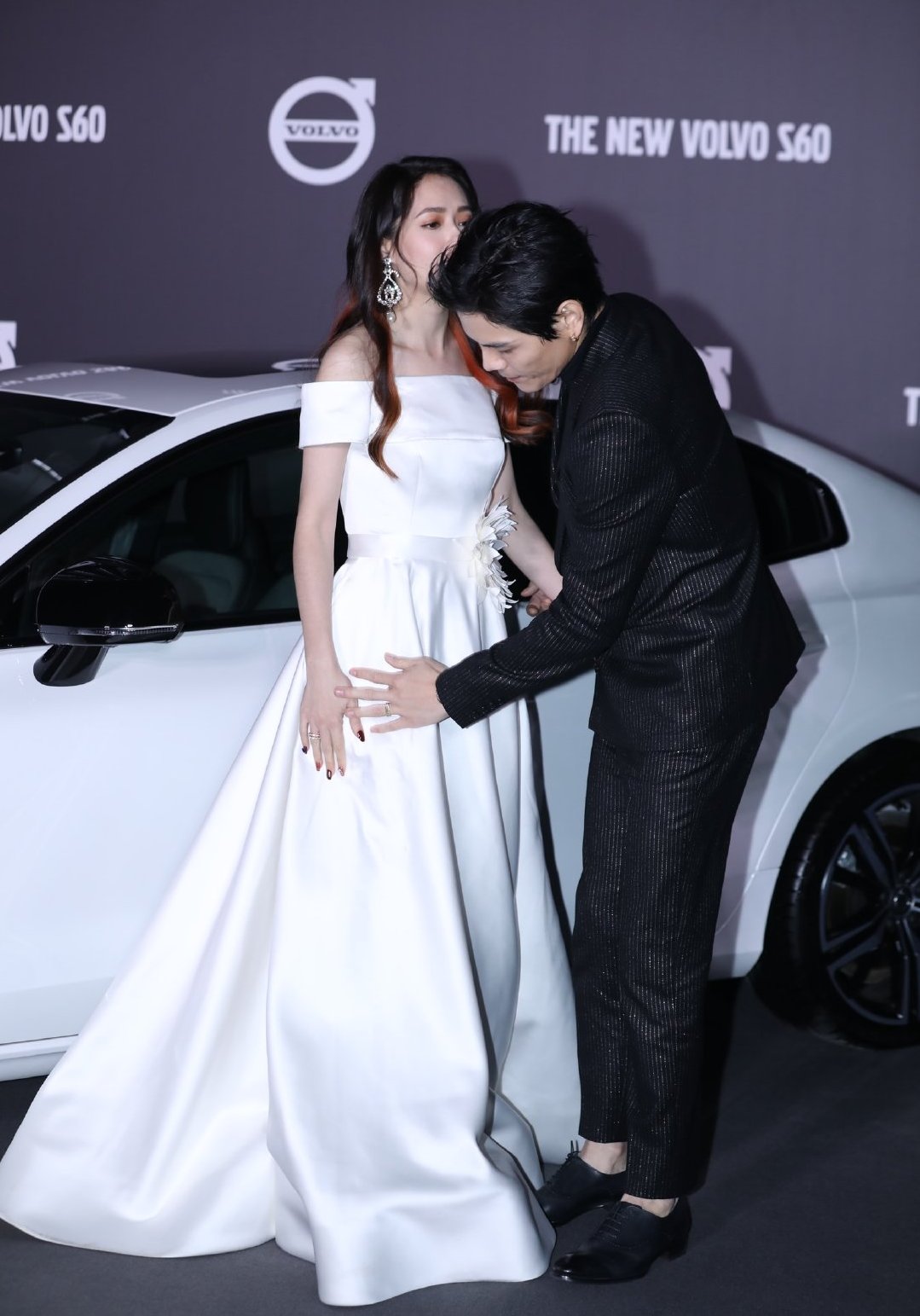 吉娜穿吊带礼服弹钢琴,吉娜一袭复古白色蕾丝裙笑颜甜美