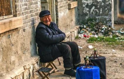 老公给爷爷买大衣，爷爷穿了回来不高兴，看到小姑朋友圈我才明白