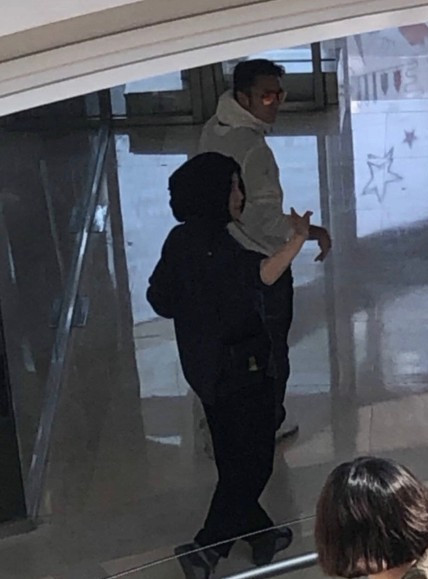 谢霆锋王菲近期同框,王菲谢霆锋一黑一白的休闲装