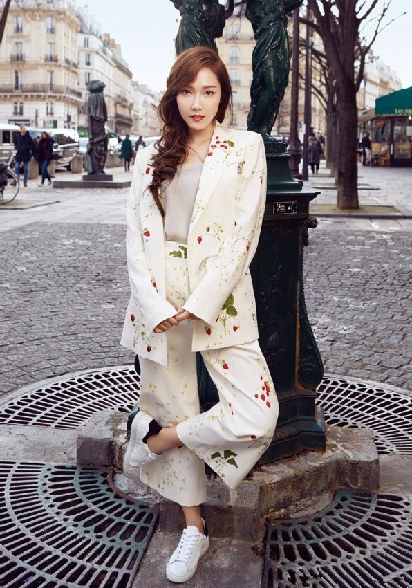 郑秀妍系了皮带还要系一条麻绳，把裤裙穿成披风，也是很个性了！