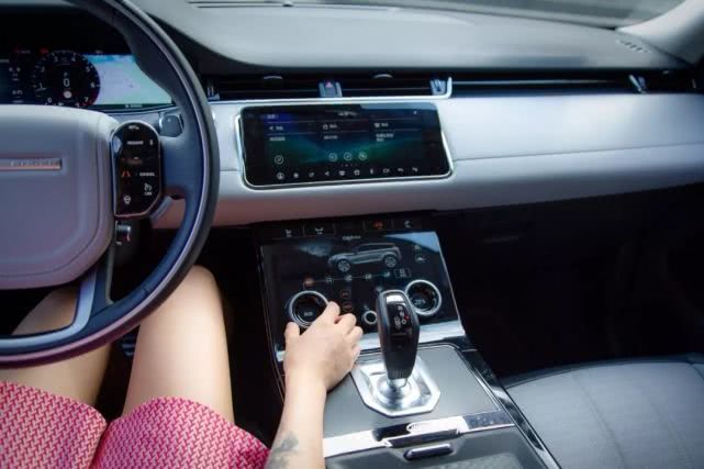 试驾牛车视频,新款路虎揽胜极光底盘解析