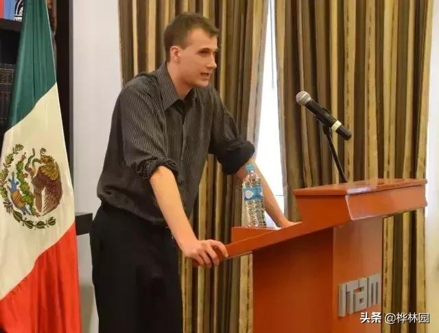 用零花钱给非洲挖了1000多口井，只因孩子眼泪，是那里最干净的水