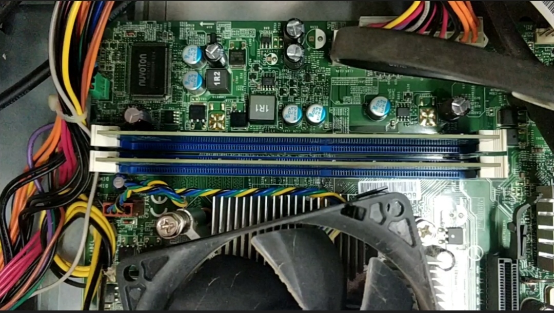 电脑闪屏是主板问题还是屏幕问题,电脑开机闪屏过一会儿就不闪了