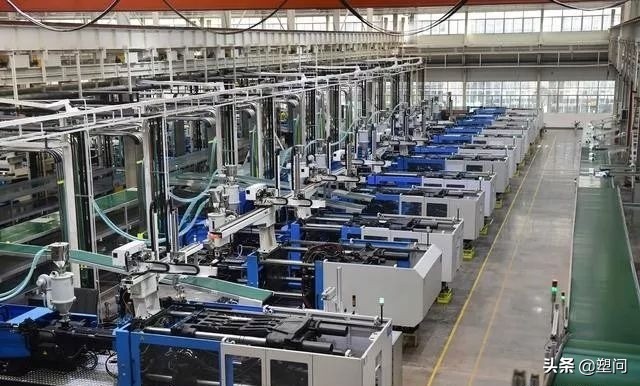 注塑机违章操作视频,注塑机违规操作伤人视频