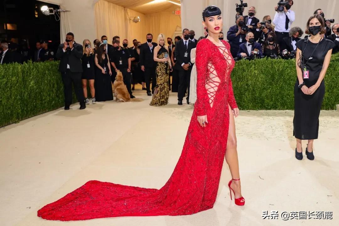 卡戴珊化身摄魂怪、碧梨赛白雪公主...今年METGALA妖魔鬼怪再出洞