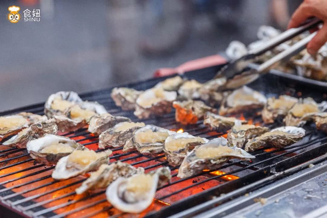 游击队吃生蚝视频,游击队烤生蚝
