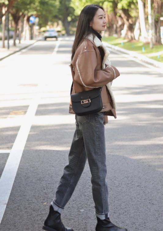 2022年流行皮毛一体外套,2020年皮毛一体格子外套搭配