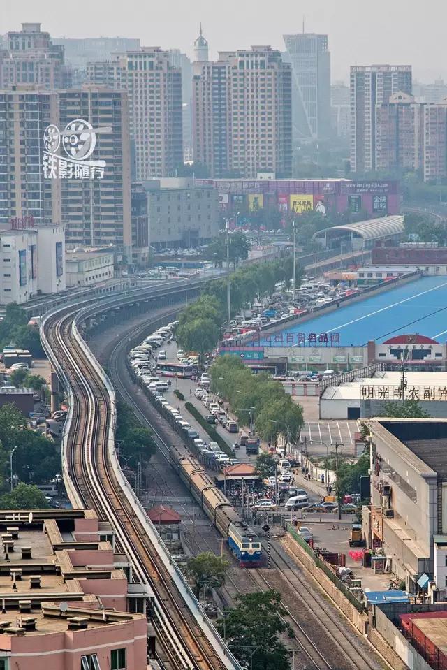 行人车辆请注意火车就要来了,行人车辆请注意火车来了不要抢道