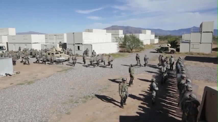 移民千万不要冲动!美国士兵手持*器武**和防暴装备,敢冲我就会动手