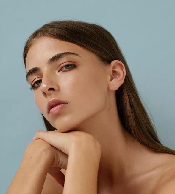 为什么早上涂的粉底中午就暗黄了,为什么刚涂上粉底液白一会就变黑