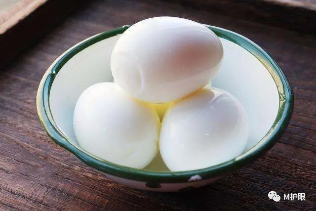 睡觉前喝水，第二天早起眼睛会肿，这是为什么？