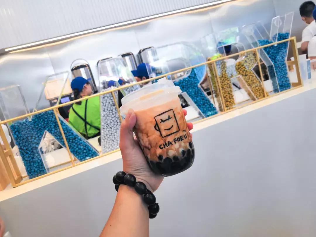 排队一小时终于吃上了火锅,我只喝王俊凯给我灌的奶茶