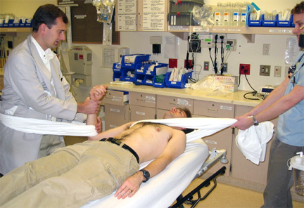 肩膀脱臼自己复位步骤视频,肩膀脱臼怎么自我复位视频