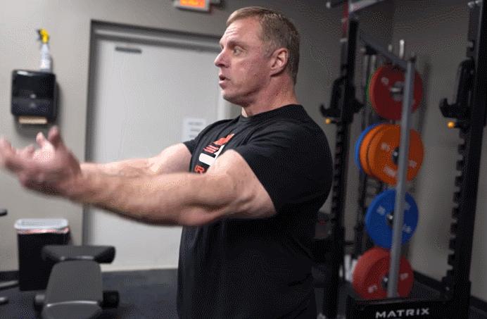 为什么弯举小臂会痛,肱二头肌弯举如何避免小臂借力