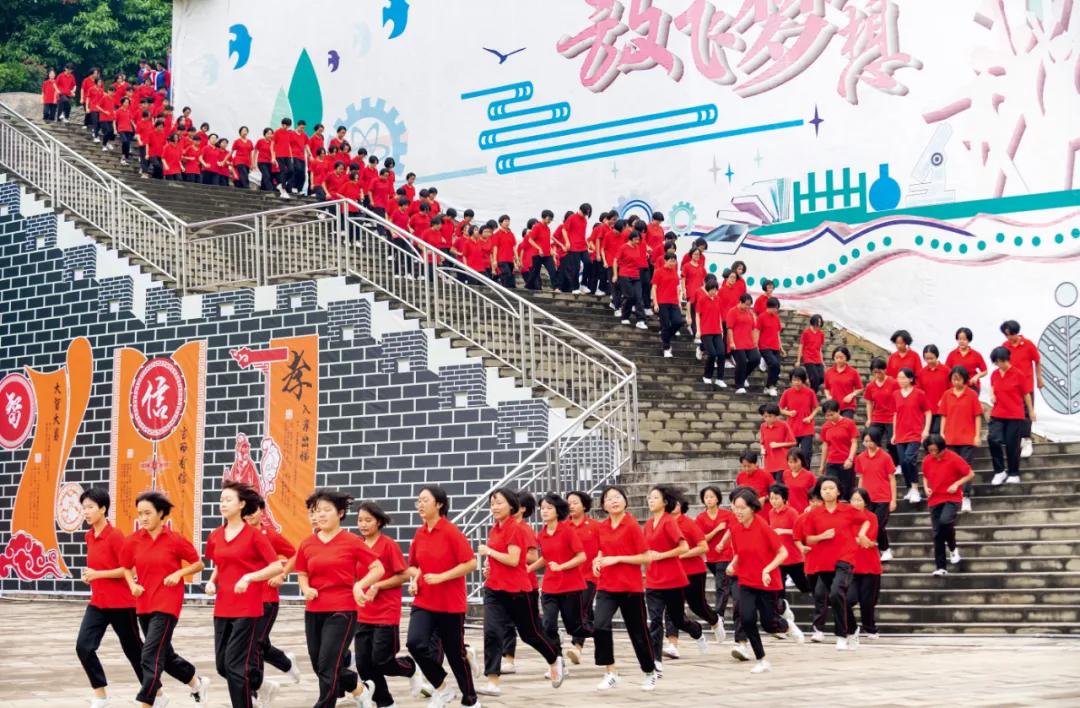 靠唱红歌、苦学，她让1800多名穷女孩考上大学，张桂梅的神话能复制吗？