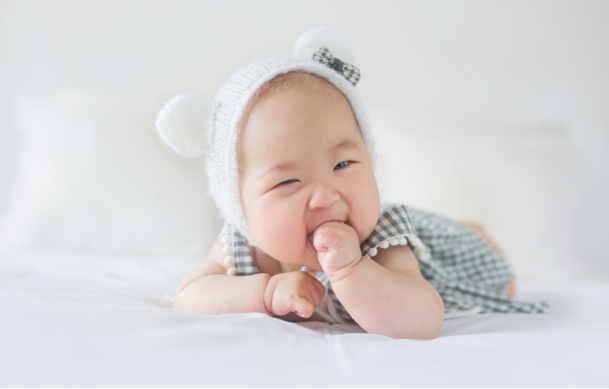 防止宝宝吮手指方法,孩子爱吮手指怎样纠正