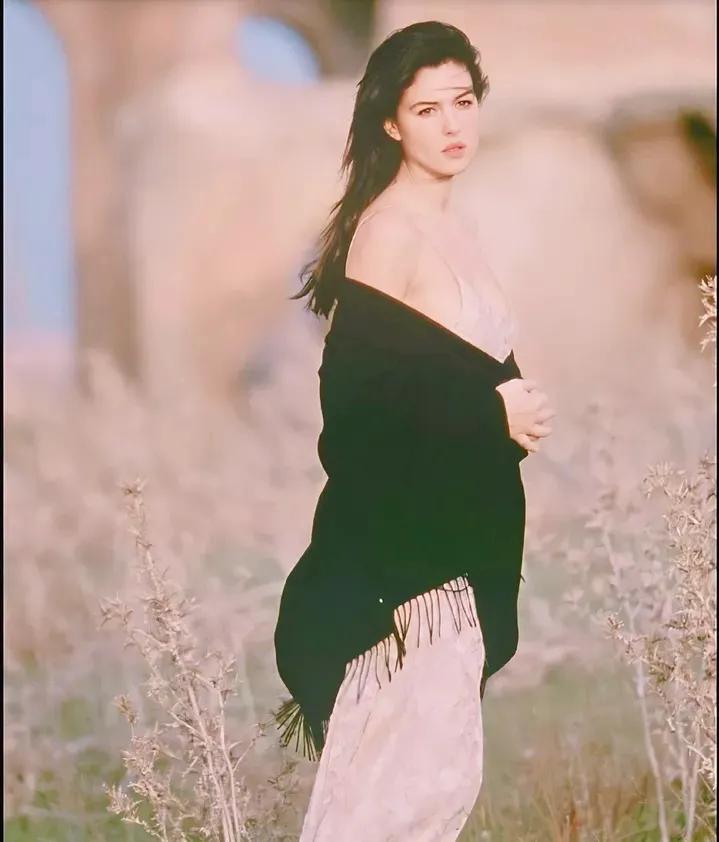 意大利性感女神，被称为“地球球花”的她，究竟有多美？