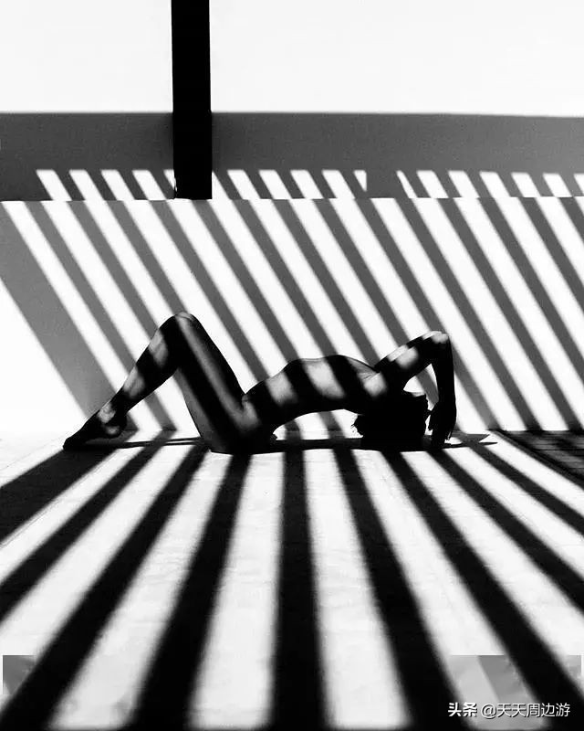 她在世界各地拍下裸照,吸引了8000万的粉丝,却没有一张是色情的