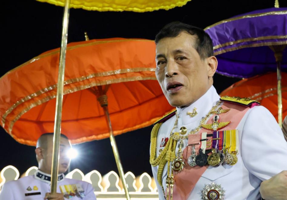 68岁泰王给玉佛擦身,泰国玉佛