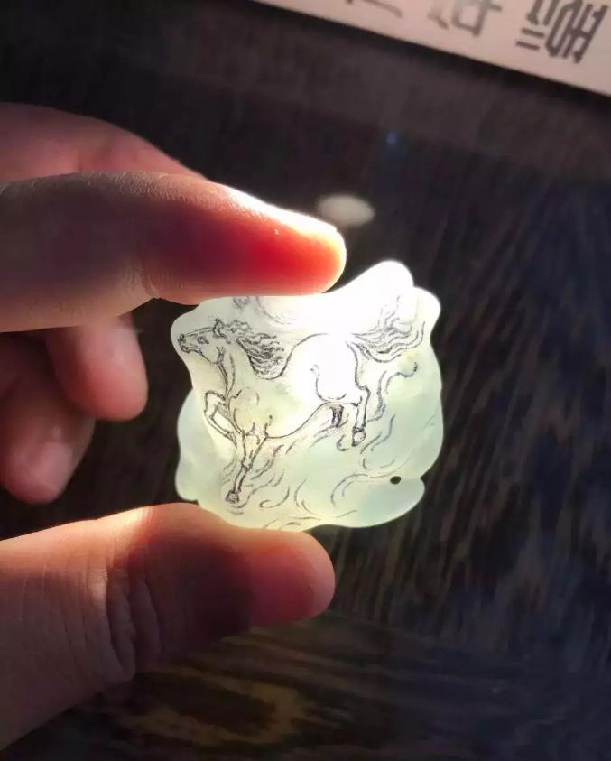 开窗已是满色的翡翠原石,翡翠原石假皮开窗表现图片