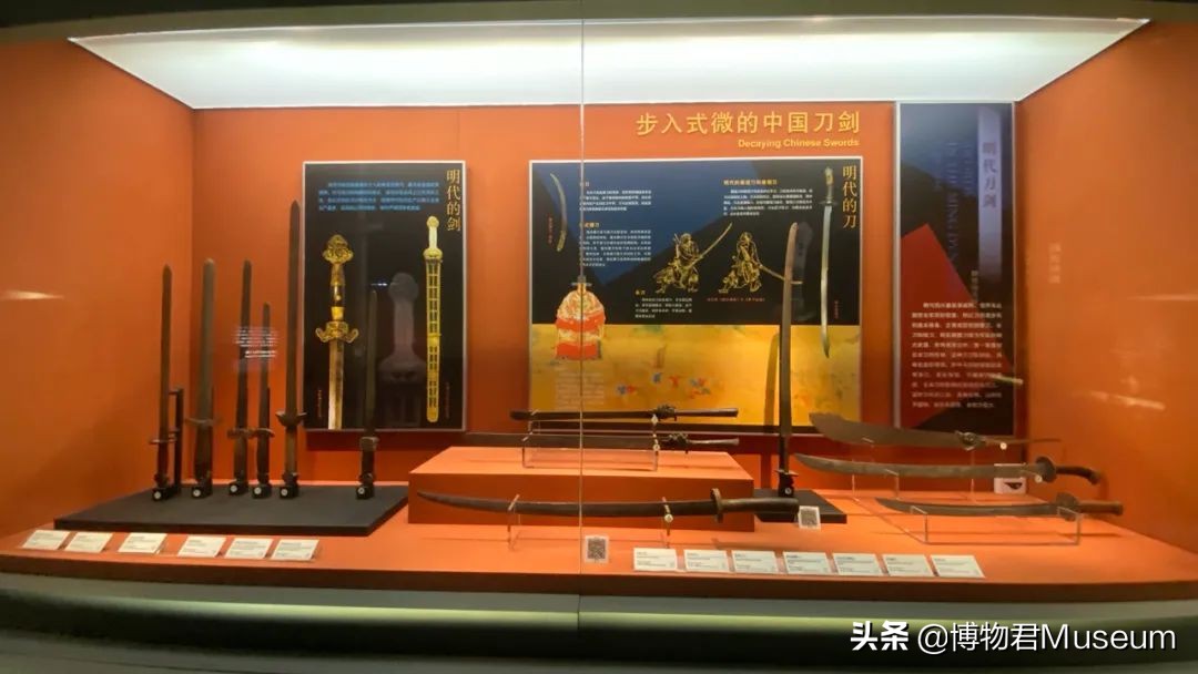 物开一刃为“刀”，两面*刃开**为“剑”，双刀相交为“剪”