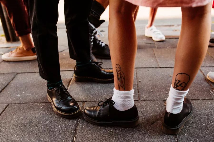 穿马丁靴不磨脚,穿马丁靴的马丁