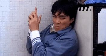 足球场上吐痰不怕滑铲弄到身上吗,为啥足球运动员吐痰