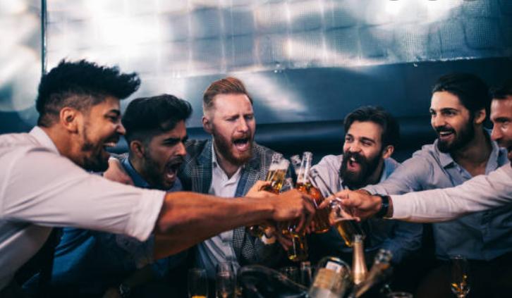 英国新郎被绑在大街示众事件,英国婚礼伴郎打新娘