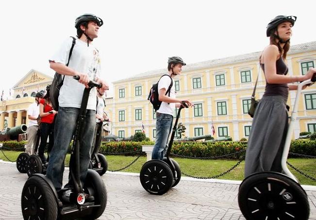 回收旧摩托车自己用,用废品制作一个摩托