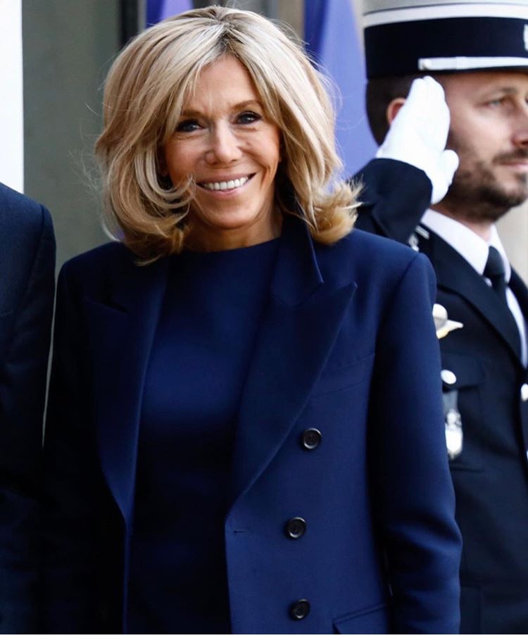 68岁布丽吉特短裙装,布丽吉特当时明亮的浅黄色穿搭