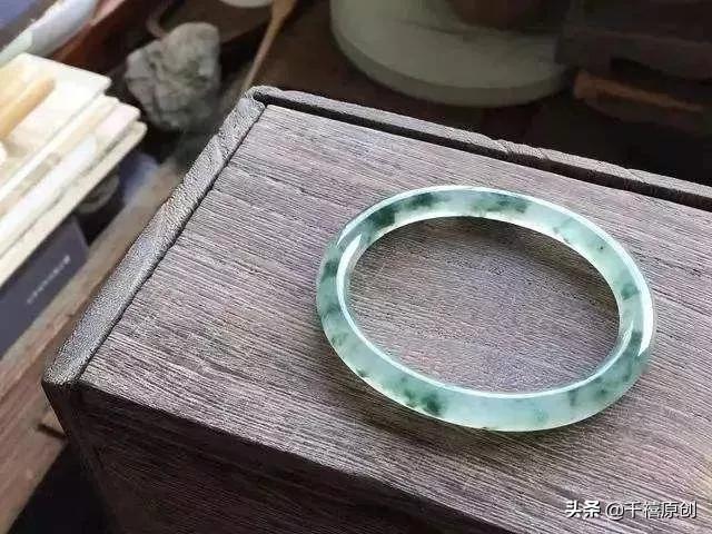 女人佩戴什么样的手镯最养人,女人一生最幸福的玉镯