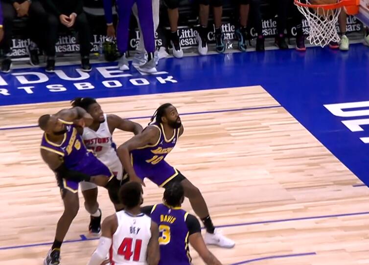 绝非善茬,詹姆斯肘击斯图尔特三次突破防线