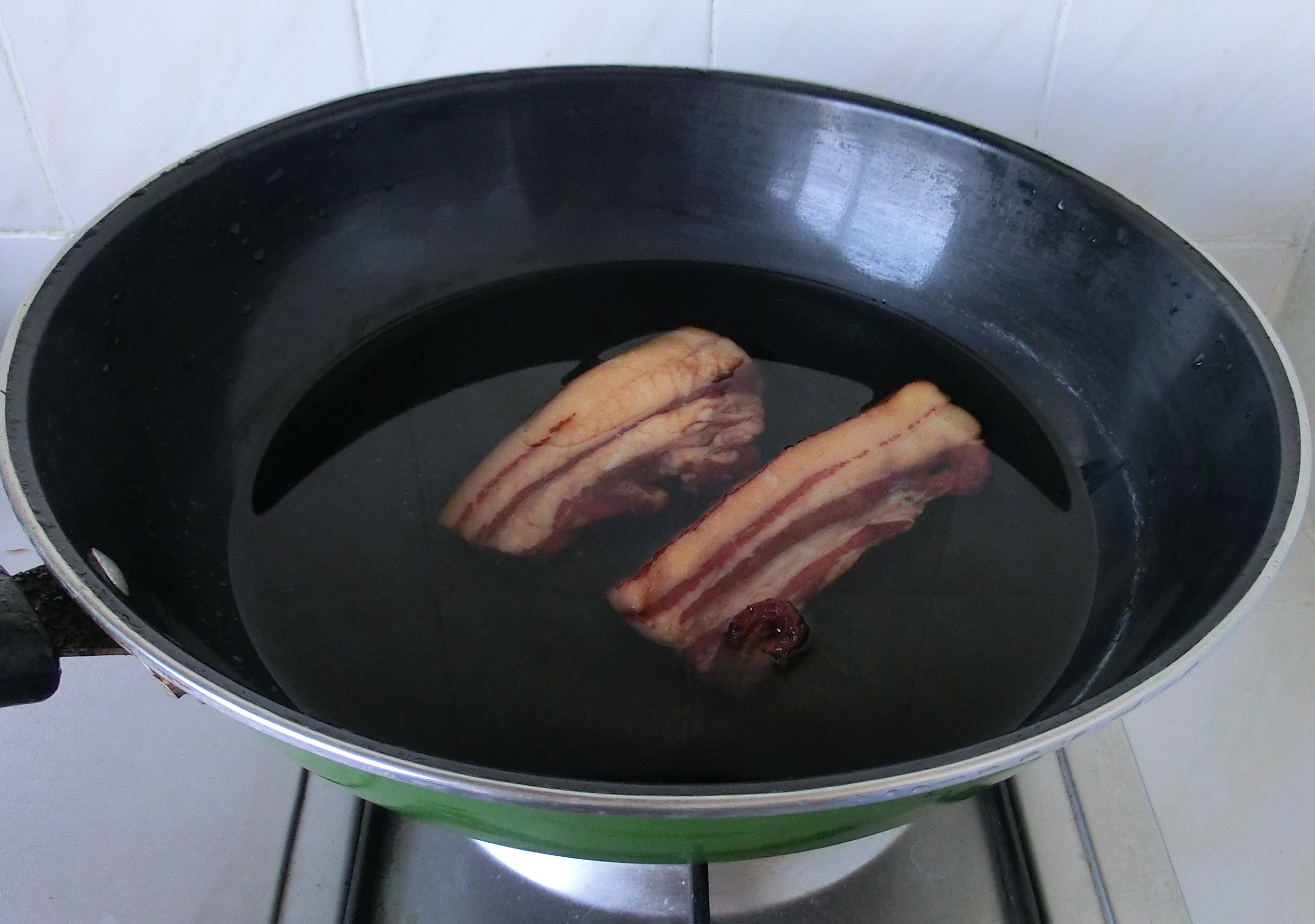 炒腊肉不要直接下锅,炒腊肉时不能洗净直接炒