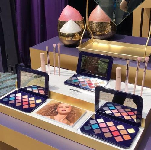 柜姐遇见不同顾客的反应,专柜柜姐态度不好可以投诉吗