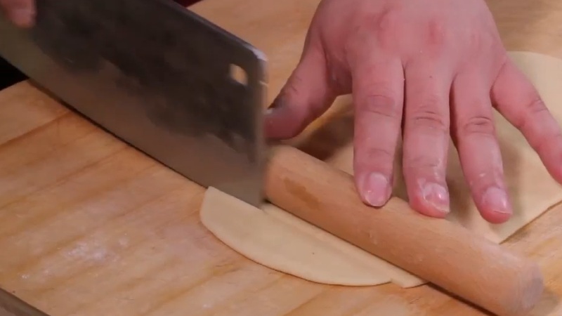 怎么在家炸油条才能不硬,当天快速炸油条最简单方法