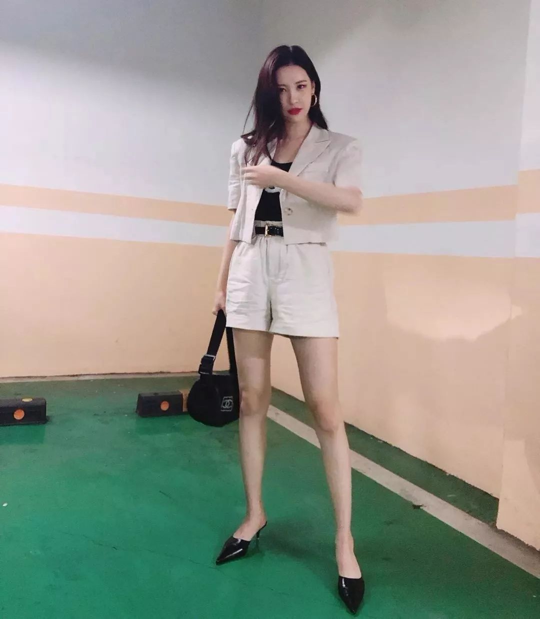 西装短裤上档次版型时尚,黑色西装短裤穿搭高级感