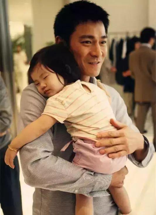 女儿生病住院了还在直播？牺牲家庭30余年，刘德华仍难挡事业心