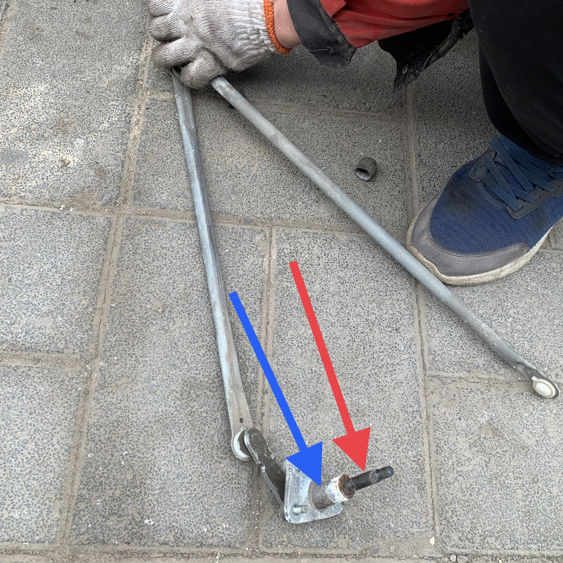 汽车雨刷器卡住了,雨刷臂压不住玻璃