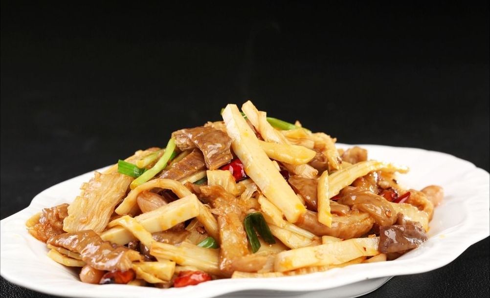 鲜竹笋炒肉小孩必吃,竹笋炒肉怎么做好吃香辣