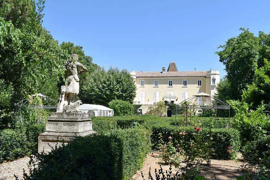 法国酒庄葡萄酒价格暴跌,法国古堡庄园甩卖房子