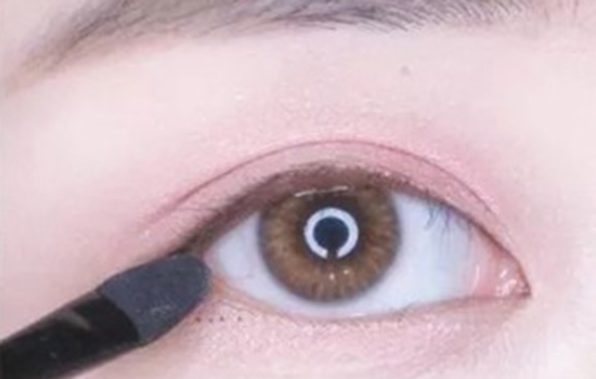 女明星同款活力妆,明星日常妆容眼影